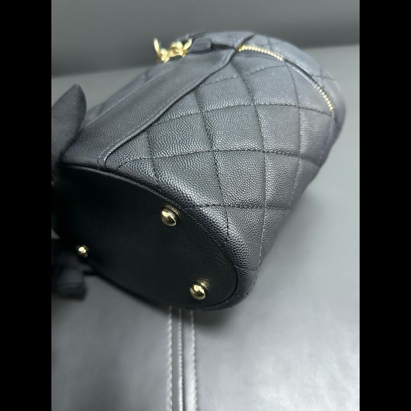Chanel 黑色淡金扣荔枝牛皮手柄 圓筒化妝袋-10