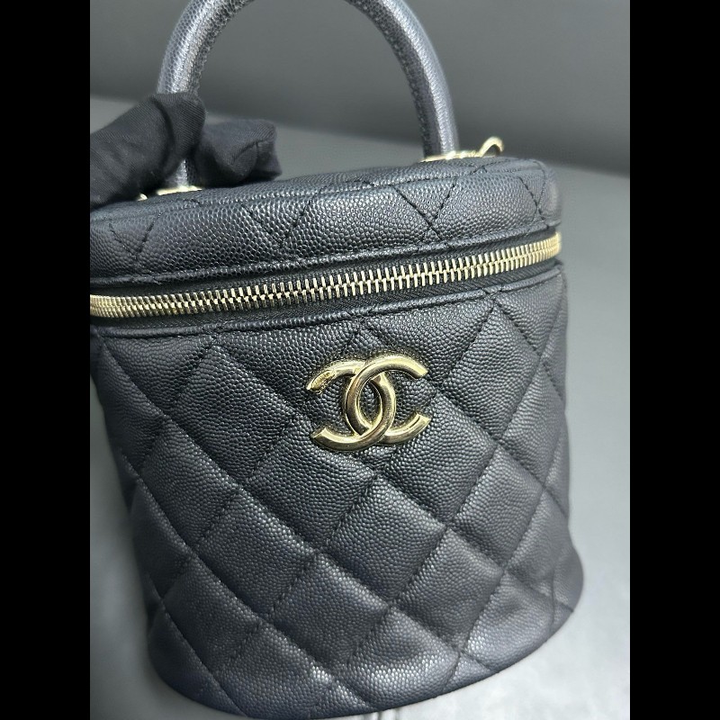 Chanel 黑色淡金扣荔枝牛皮手柄 圓筒化妝袋-11