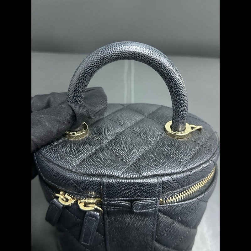 Chanel 黑色淡金扣荔枝牛皮手柄 圓筒化妝袋-12