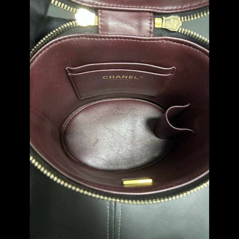 Chanel 黑色淡金扣荔枝牛皮手柄 圓筒化妝袋-14