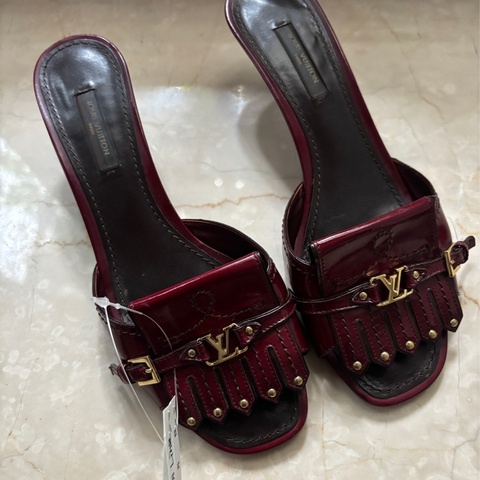 LV 37號深紅色涼鞋