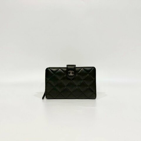 chanel黑銀羊皮前釦後拉鍊10卡中夾A48667