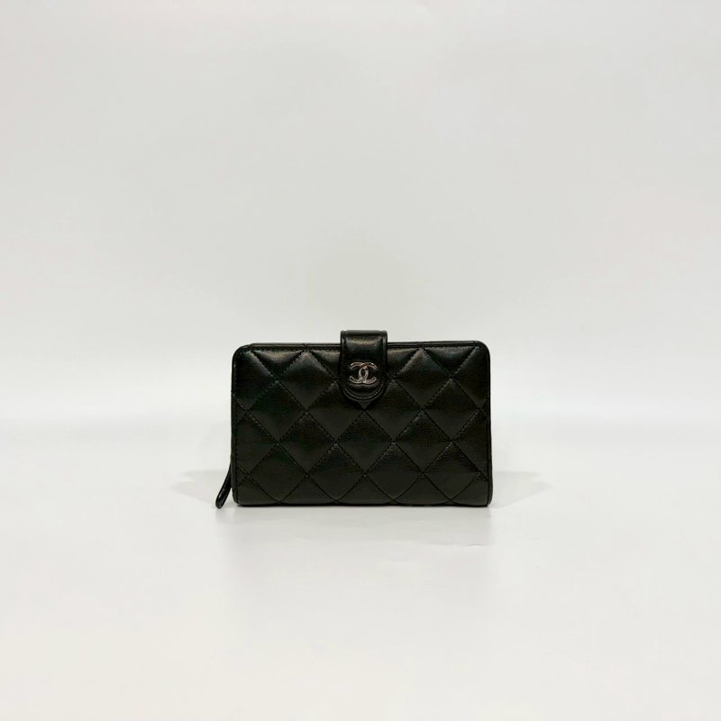 chanel黑銀羊皮前釦後拉鍊10卡中夾A48667-0