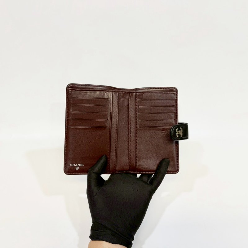 chanel黑銀羊皮前釦後拉鍊10卡中夾A48667-5