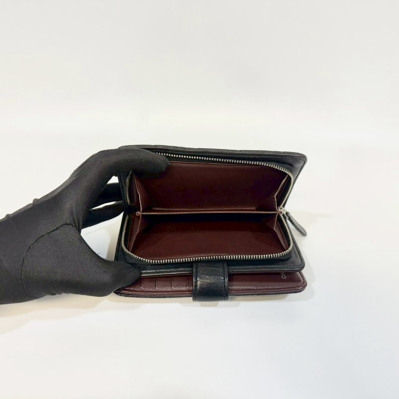 chanel黑銀羊皮前釦後拉鍊10卡中夾A48667-7