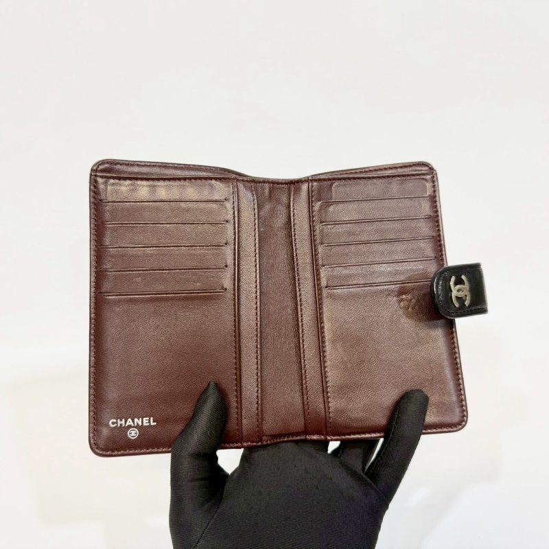 chanel黑銀羊皮前釦後拉鍊10卡中夾A48667-9