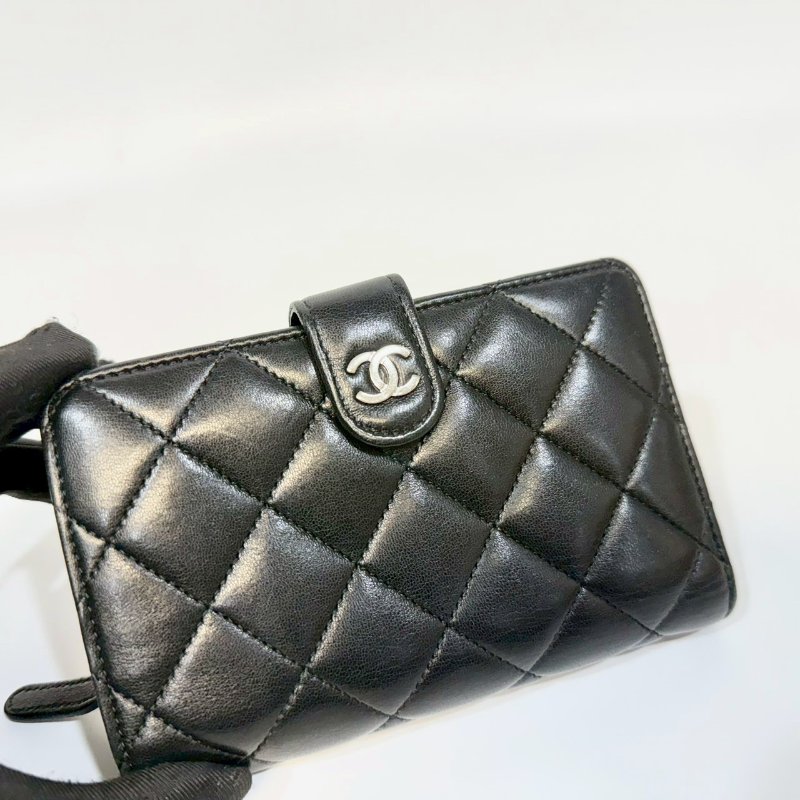 chanel黑銀羊皮前釦後拉鍊10卡中夾A48667-10