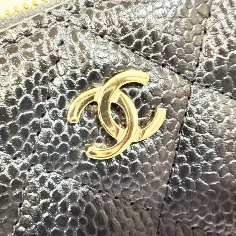 Chanel黑金粒紋牛皮拉鍊零錢卡包AP0216-10