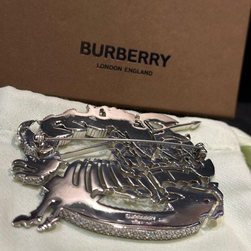 💎Han's house精品服飾💎BURBERRY 手工鑲嵌水晶 戰馬 騎士 別針 胸針 也可作為吊墜佩戴-1
