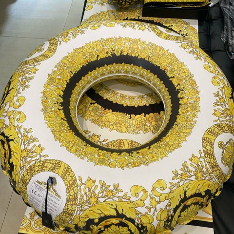 💎Han's house精品服飾💎 VERSACE 凡賽斯 女神頭 頂級黑牌 游泳圈 103 X 35 CM 現貨 原價7500