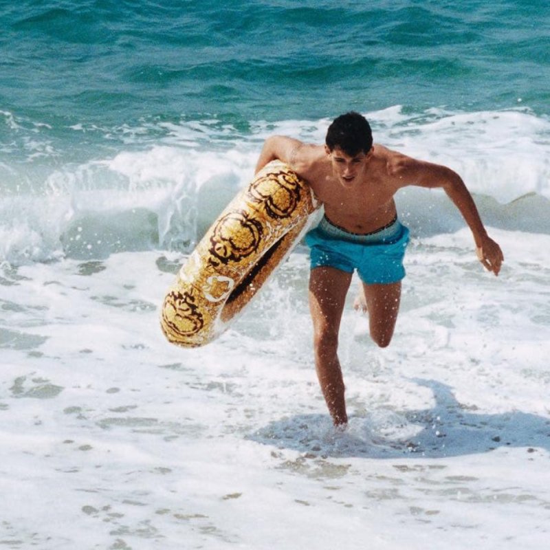 💎Han's house精品服飾💎 VERSACE 凡賽斯 女神頭 頂級黑牌 游泳圈 103 X 35 CM 現貨 原價7500-1