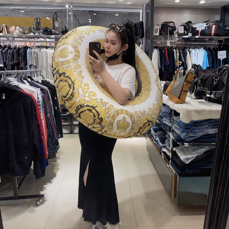 💎Han's house精品服飾💎 VERSACE 凡賽斯 女神頭 頂級黑牌 游泳圈 103 X 35 CM 現貨 原價7500-5