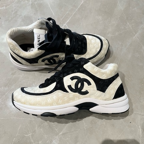 CHANEL 香奈兒 雙c大logo滿印運動鞋 皮革 印花運動 低幫 生活休闲鞋 黑白熊猫配色 37