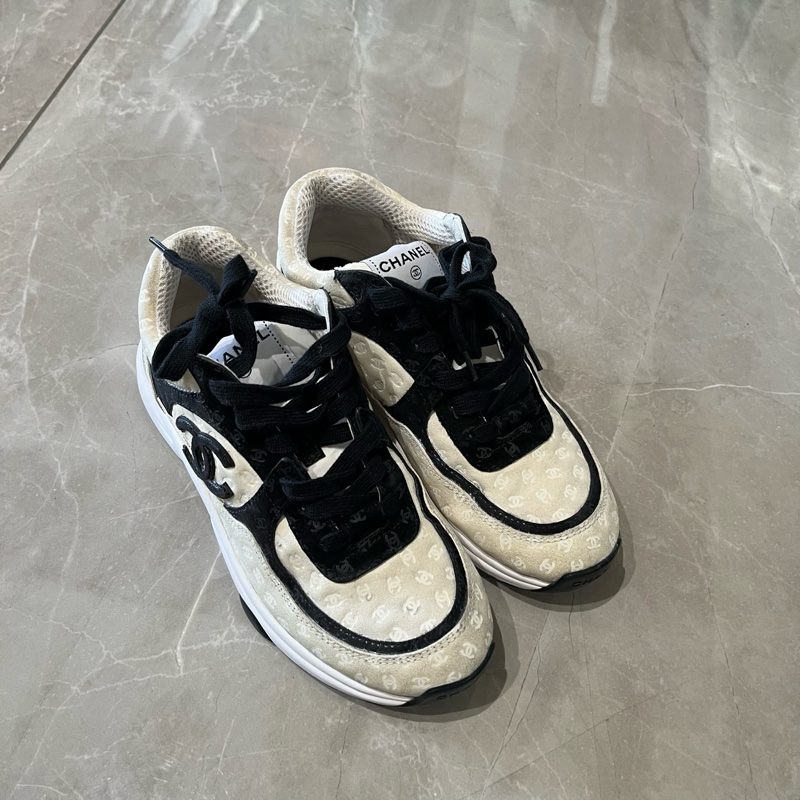 CHANEL 香奈兒 雙c大logo滿印運動鞋 皮革 印花運動 低幫 生活休闲鞋 黑白熊猫配色 37-1