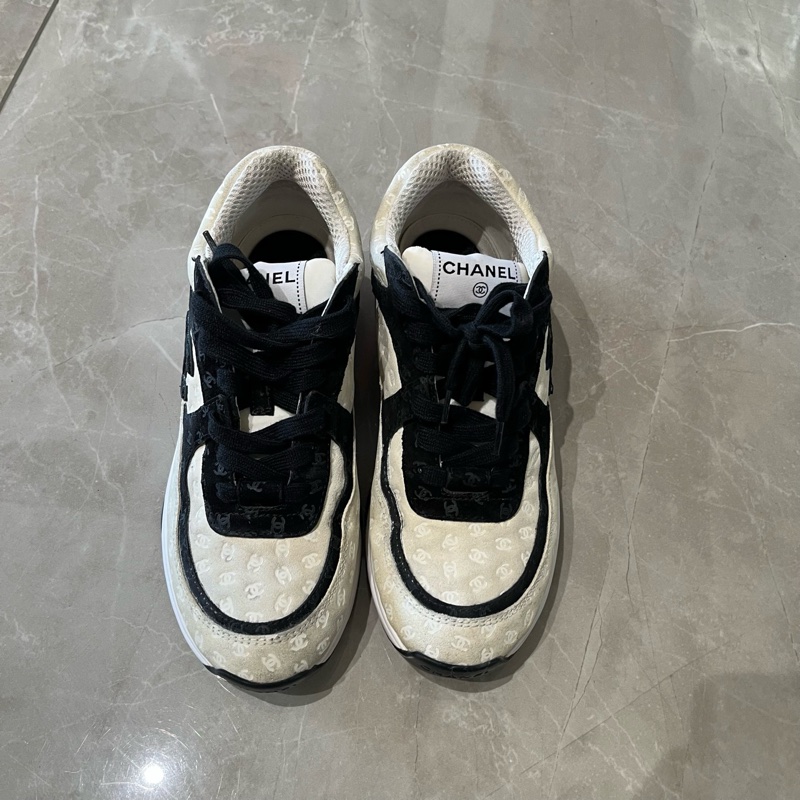 CHANEL 香奈兒 雙c大logo滿印運動鞋 皮革 印花運動 低幫 生活休闲鞋 黑白熊猫配色 37-2