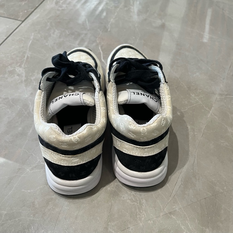 CHANEL 香奈兒 雙c大logo滿印運動鞋 皮革 印花運動 低幫 生活休闲鞋 黑白熊猫配色 37-3