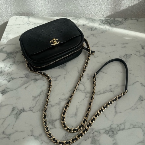 chanel黑菱格金雙C前口袋相機包