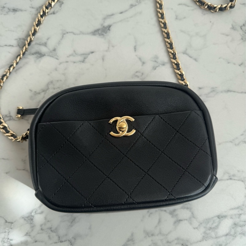 chanel黑菱格金雙C前口袋相機包-1