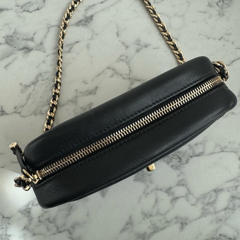 chanel黑菱格金雙C前口袋相機包-2