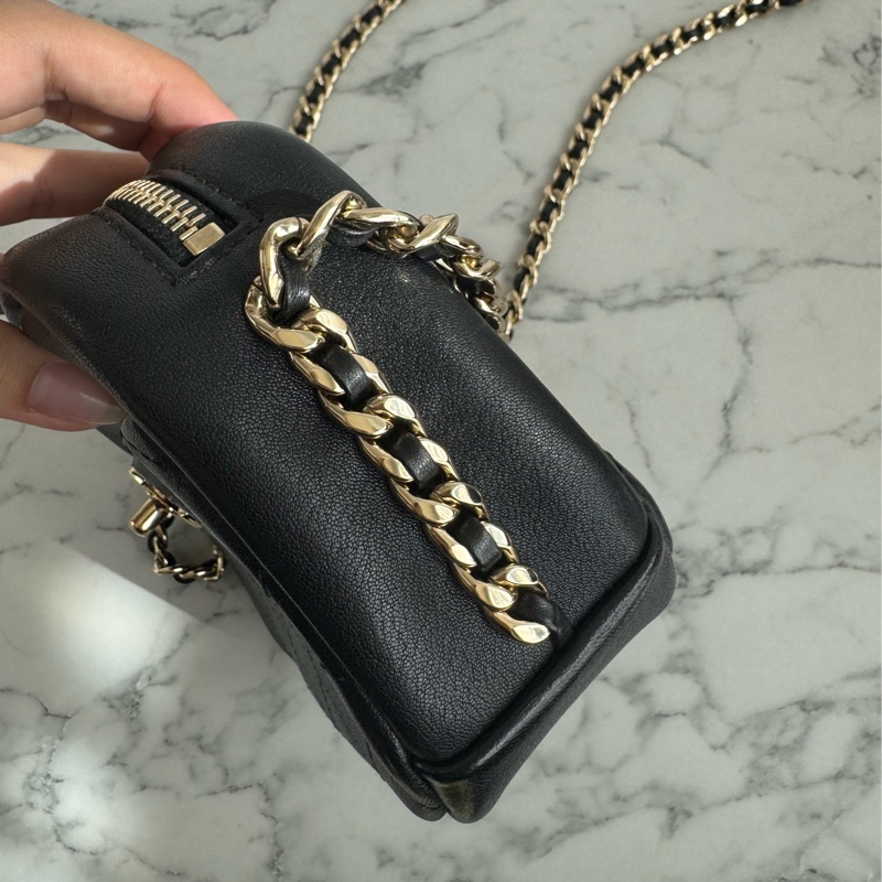 chanel黑菱格金雙C前口袋相機包-3