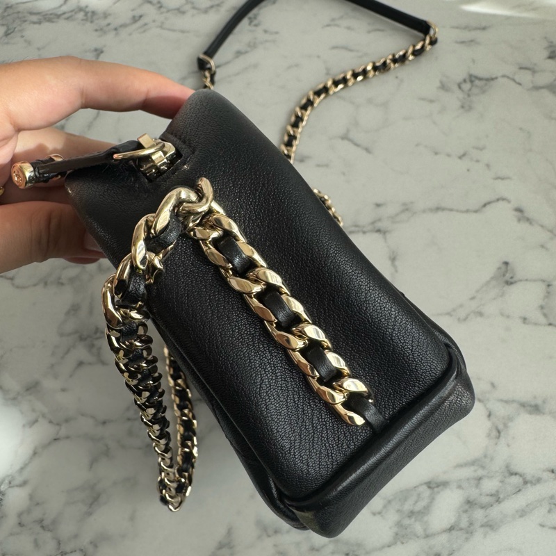 chanel黑菱格金雙C前口袋相機包-4