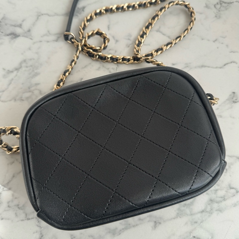 chanel黑菱格金雙C前口袋相機包-5