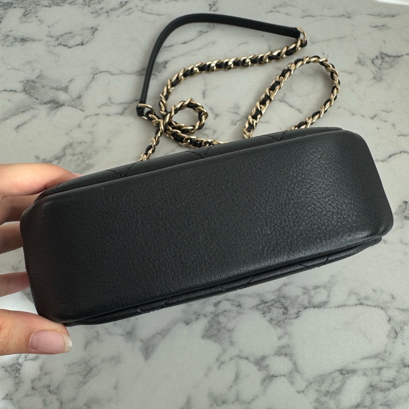 chanel黑菱格金雙C前口袋相機包-6