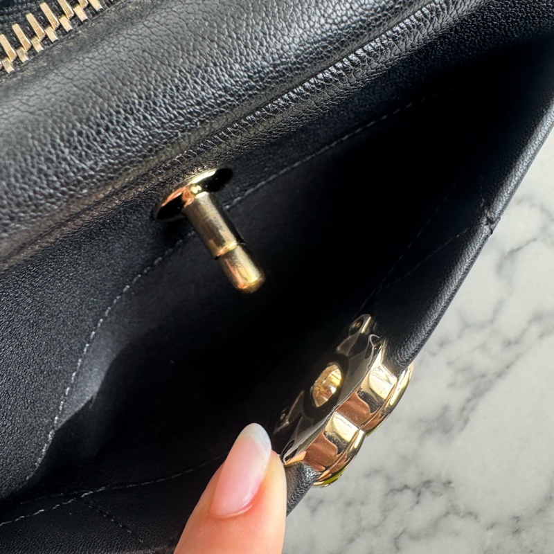 chanel黑菱格金雙C前口袋相機包-10