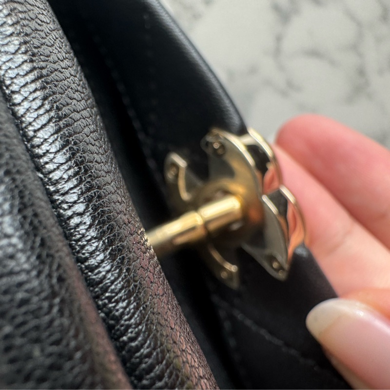 chanel黑菱格金雙C前口袋相機包-11