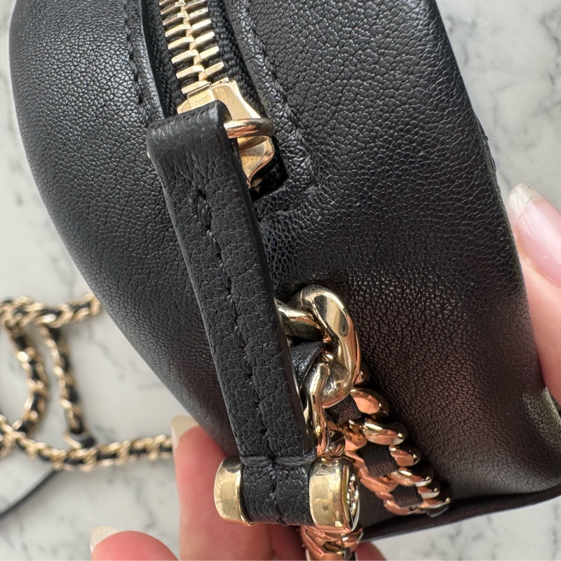 chanel黑菱格金雙C前口袋相機包-12