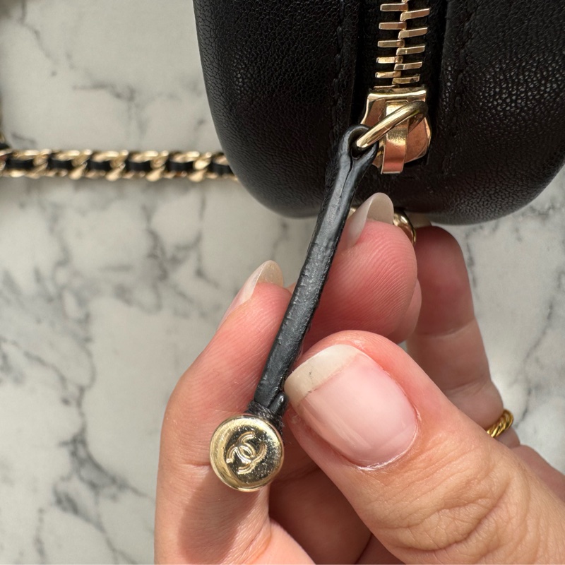 chanel黑菱格金雙C前口袋相機包-14