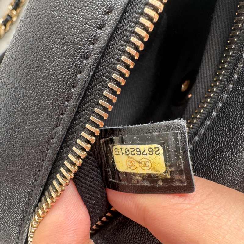 chanel黑菱格金雙C前口袋相機包-19