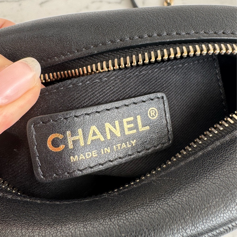 chanel黑菱格金雙C前口袋相機包-20