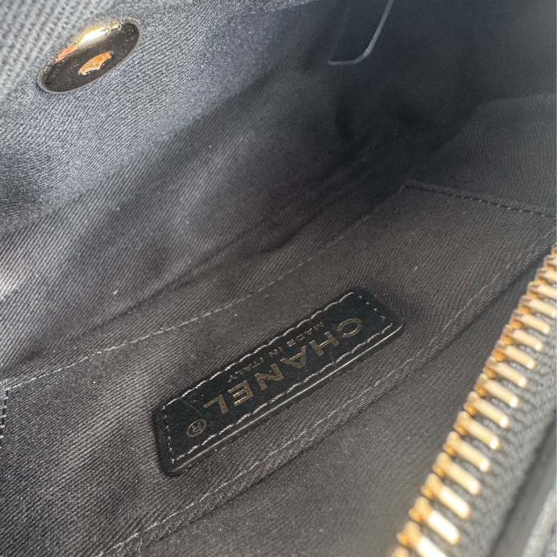 chanel黑菱格金雙C前口袋相機包-21