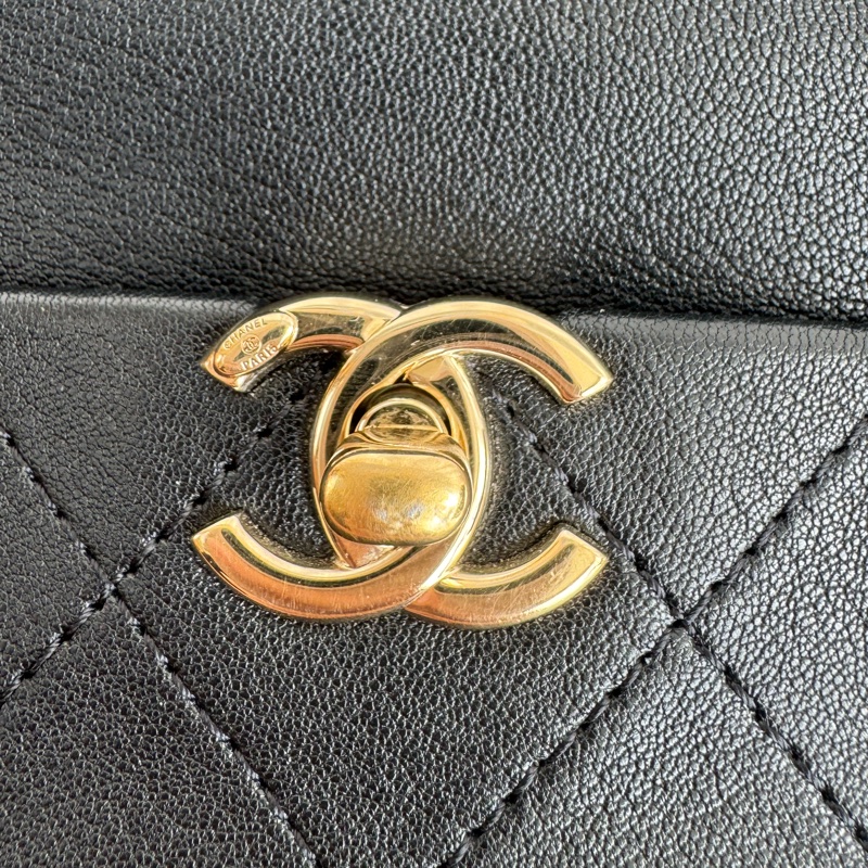 chanel黑菱格金雙C前口袋相機包-24