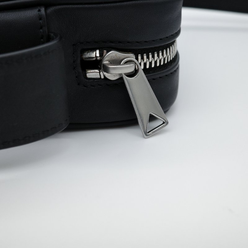 Bottega Veneta 寶緹嘉 Getaway Phone Pouch 黑色牛皮 編織 直立手機包 斜背包 肩背包-6