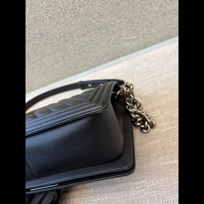 Chanel 黑色V紋 中號25cm Leboy-11