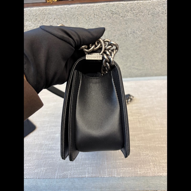Chanel 黑色V紋 中號25cm Leboy-12