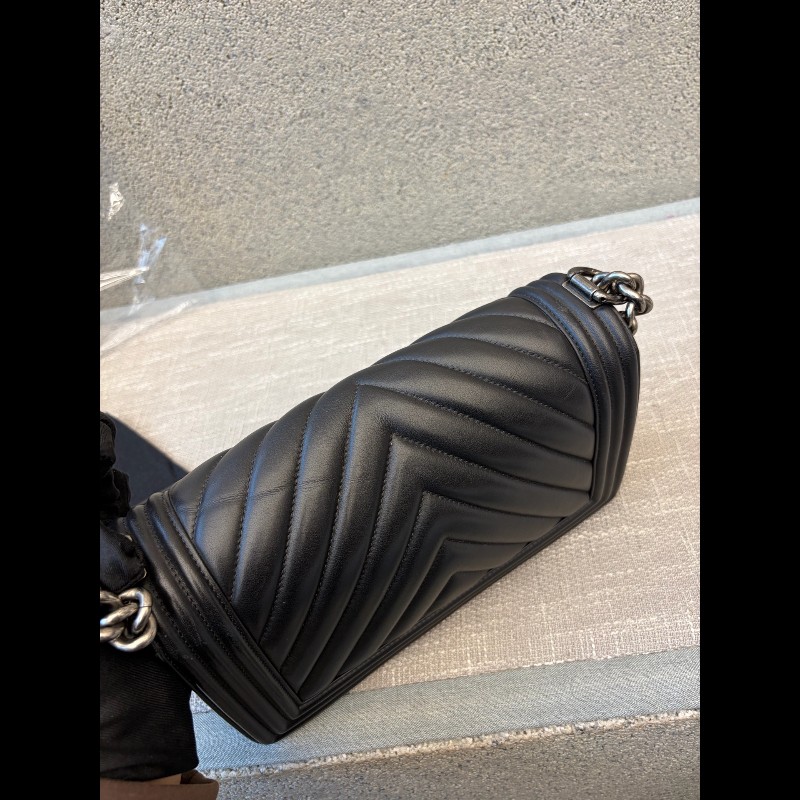 Chanel 黑色V紋 中號25cm Leboy-13