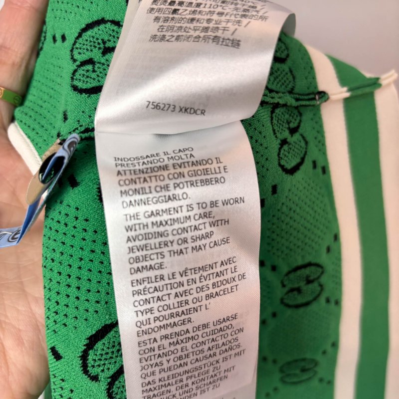 ::GUCCI:: 黑綠滿版雙G花紋 拉鍊背心 上衣 可單穿L號-26