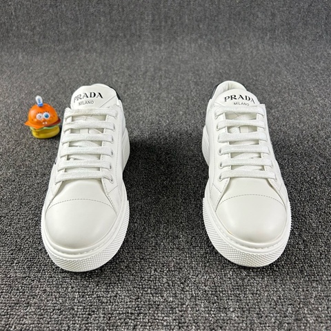 Prada37碼整體成色不錯 下地次數不多 白色真皮材質 三角log