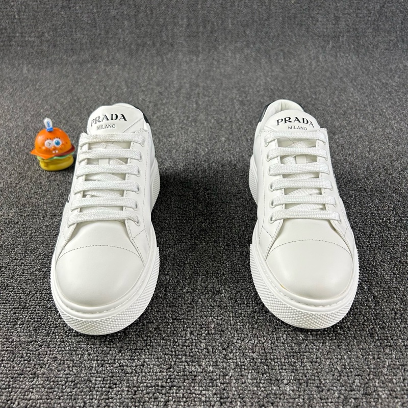 Prada37碼整體成色不錯 下地次數不多 白色真皮材質 三角log-0