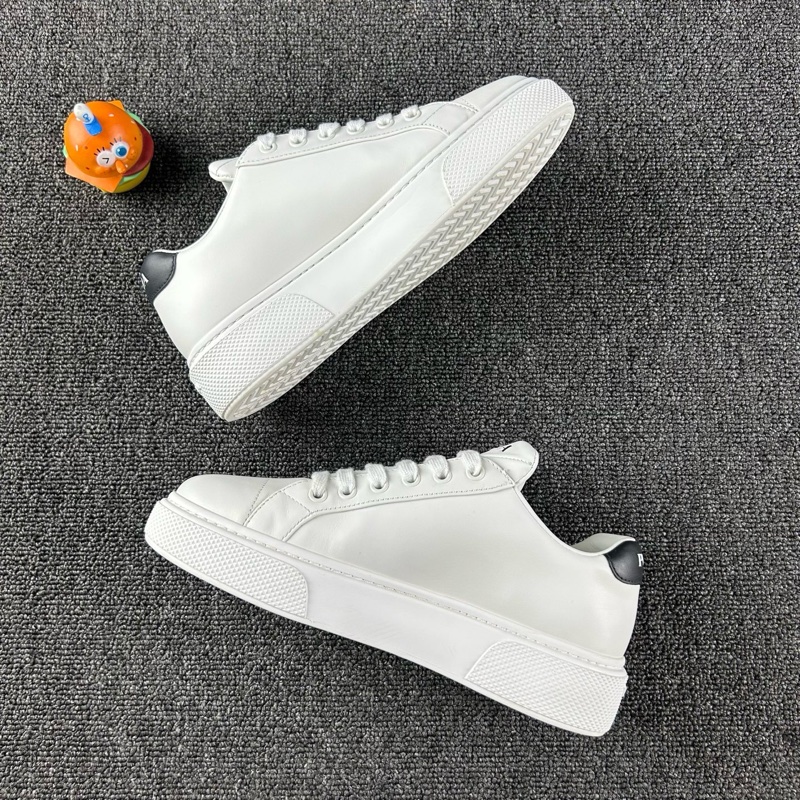 Prada37碼整體成色不錯 下地次數不多 白色真皮材質 三角log-2