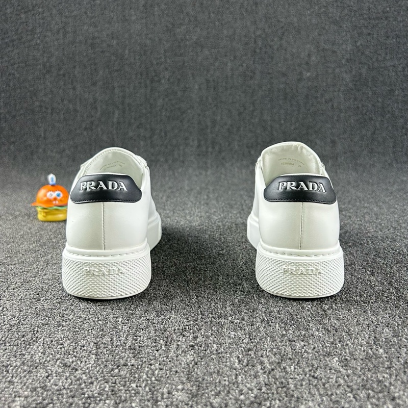 Prada37碼整體成色不錯 下地次數不多 白色真皮材質 三角log-4