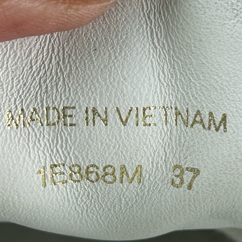 Prada37碼整體成色不錯 下地次數不多 白色真皮材質 三角log-6