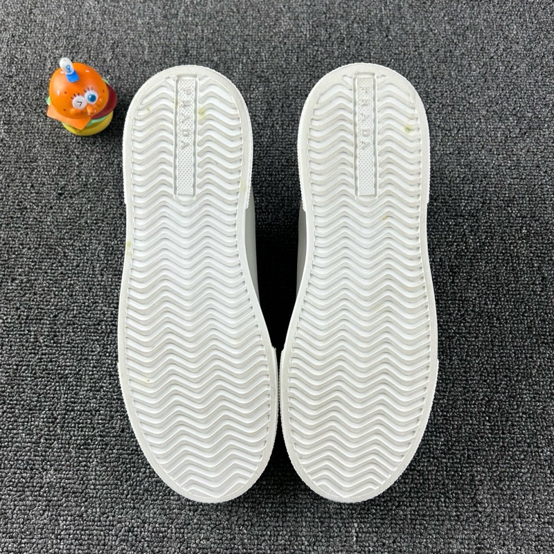 Prada37碼整體成色不錯 下地次數不多 白色真皮材質 三角log-7