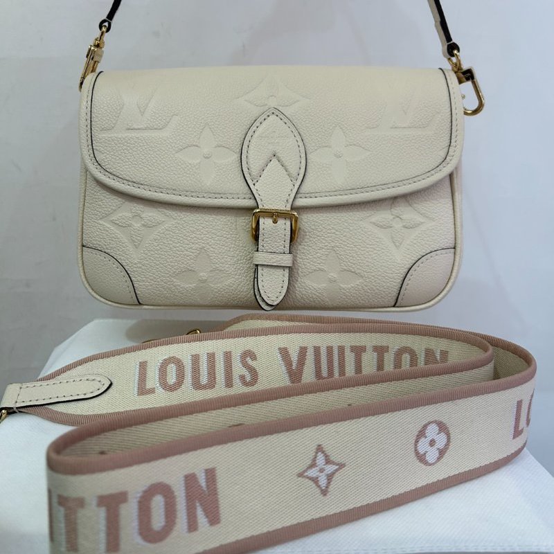 LV奶油白壓紋Diane 法棍包-米背帶-0