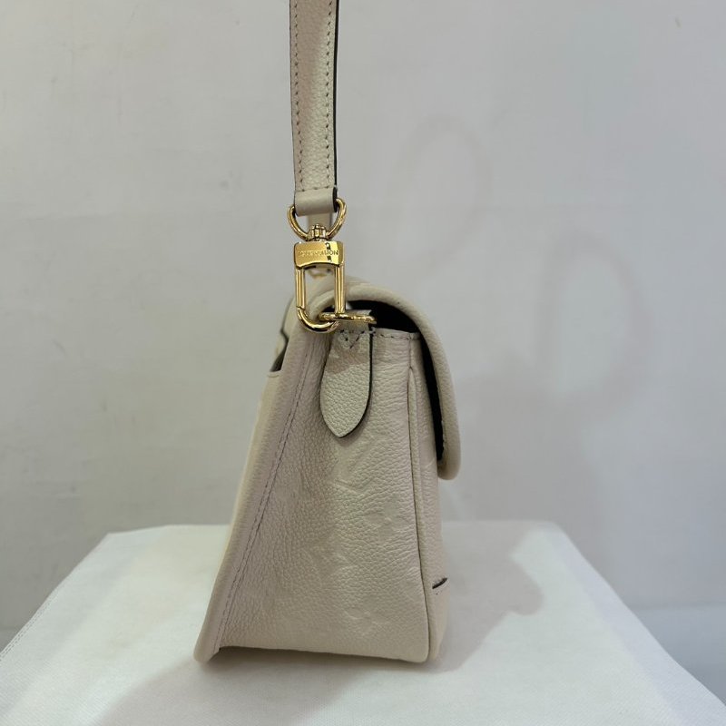 LV奶油白壓紋Diane 法棍包-米背帶-1