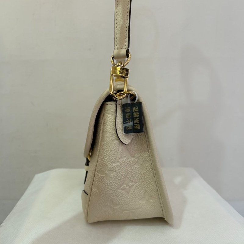 LV奶油白壓紋Diane 法棍包-米背帶-2