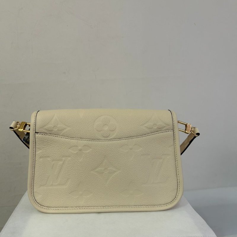 LV奶油白壓紋Diane 法棍包-米背帶-3